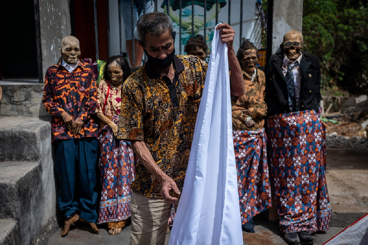 "ปลุกผี" มาแต่งตัว พิธีกรรมหาชมยากของสุลาเวสี