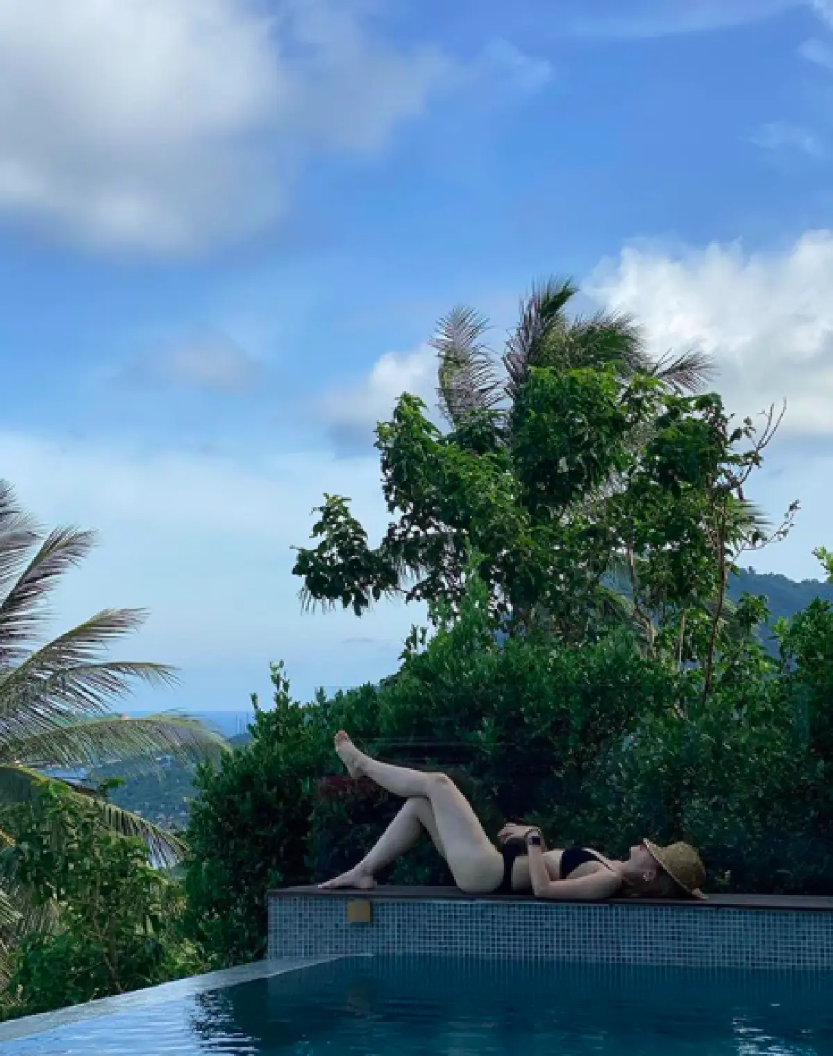 "มิ้น เอเอฟ" จัดเต็มความเซ็กซี่ ปล่อยของแบบไม่มีกั๊กในชุดว่ายน้ำตัวจิ๋วสีแดง