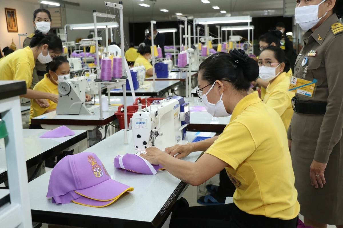 การเปิดศูนย์ส่งเสริมอาชีพครอบครัวข้าราชบริพาร