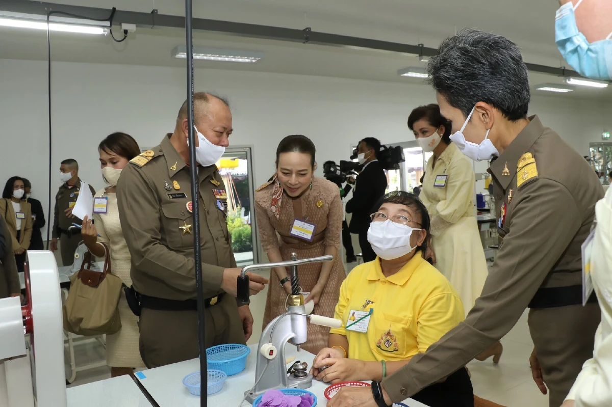 การเปิดศูนย์ส่งเสริมอาชีพครอบครัวข้าราชบริพาร