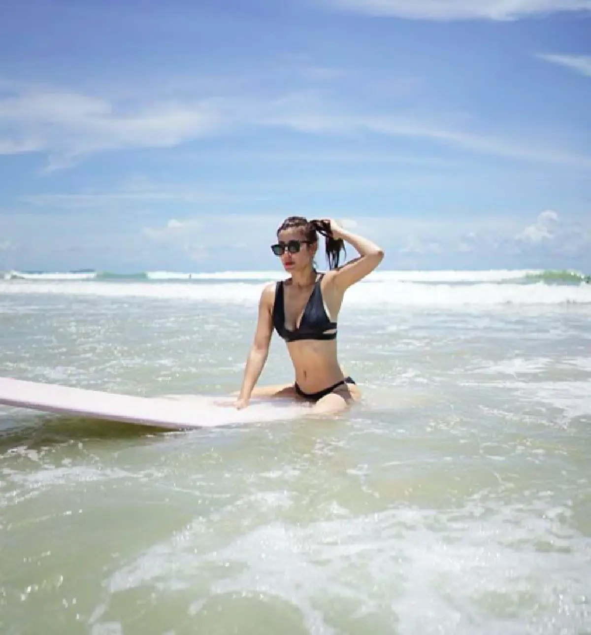 “เอมมี่ มรกต” พกความแซ่บแบบไม่เคยปรานีใคร พร้อมโชว์ช็อตหวานสวีทสามี 