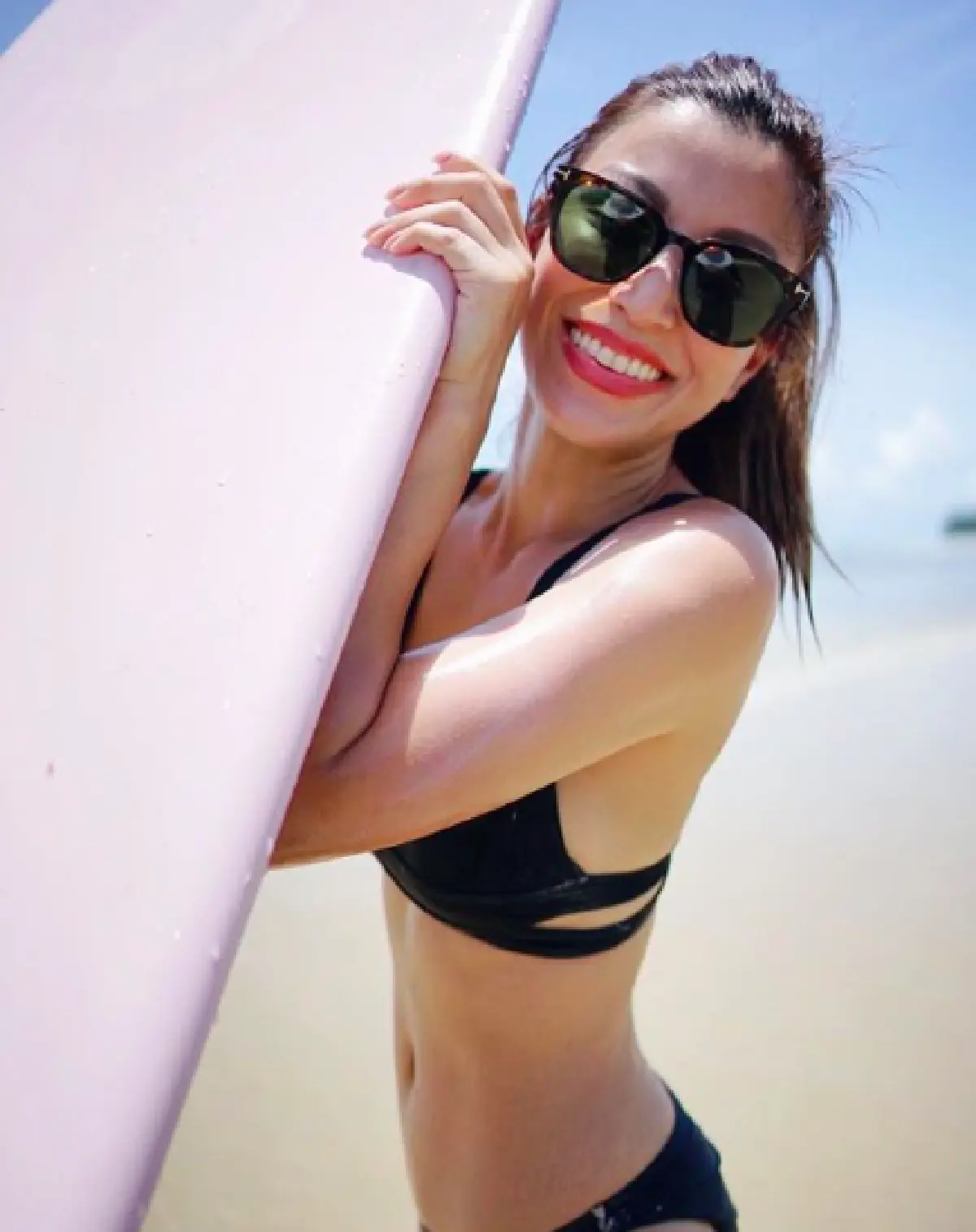 “เอมมี่ มรกต” พกความแซ่บแบบไม่เคยปรานีใคร พร้อมโชว์ช็อตหวานสวีทสามี 