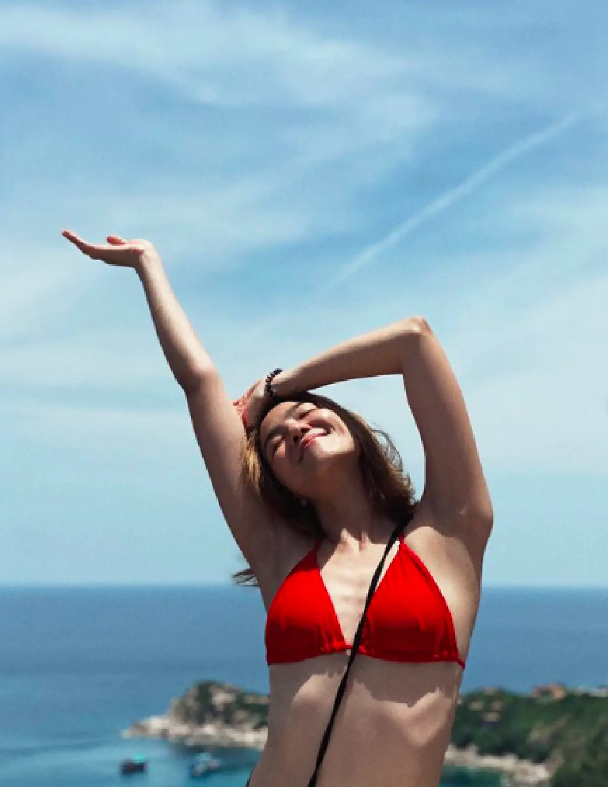 "มิ้น เอเอฟ" จัดเต็มความเซ็กซี่ ปล่อยของแบบไม่มีกั๊กในชุดว่ายน้ำตัวจิ๋วสีแดง