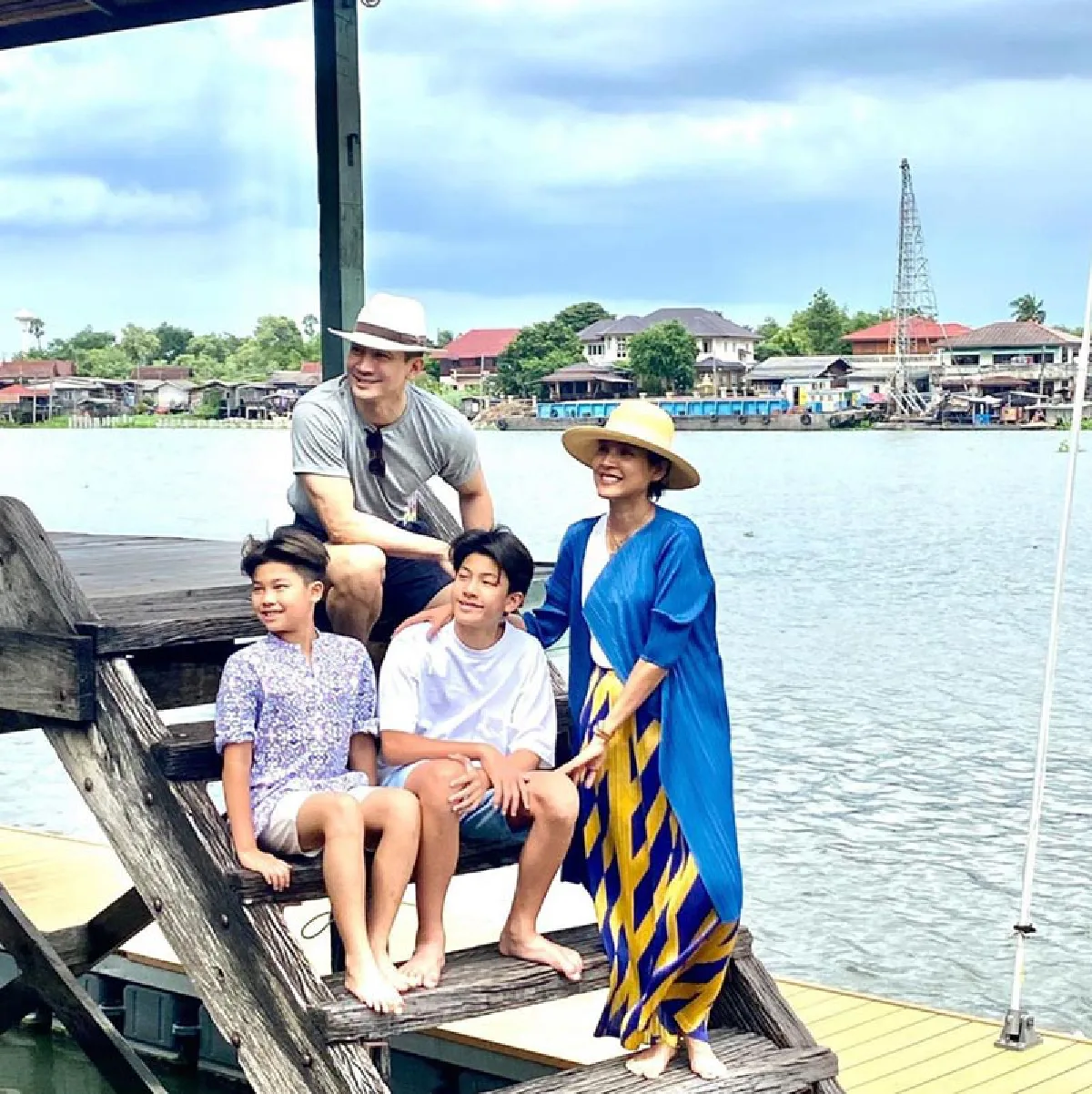 งานดีมากพ่อ! เคน ธีรเดช นำทีมลูกชาย น้องคุน-จุน อวดกล้ามขาวจั๊วะเล่นน้ำทะเล