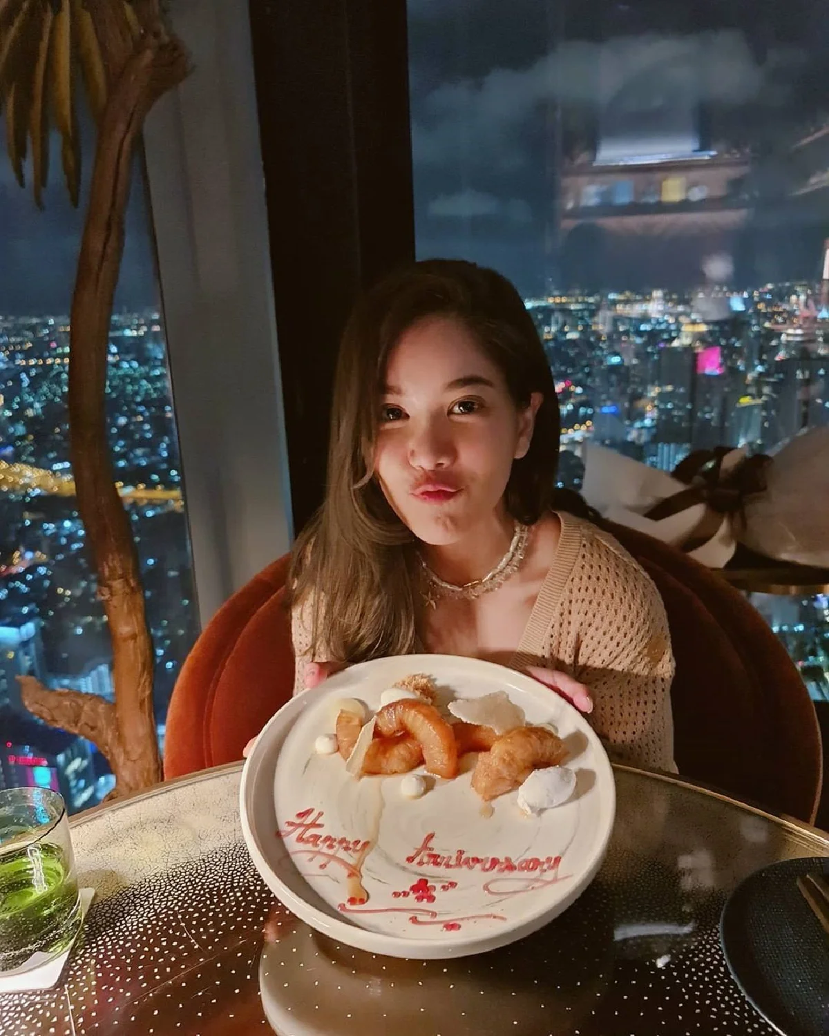 ก้อย-ตูน ควงคู่ฉลองครบรอบรัก 10 ปี รักมาราธอนครั้งนี้หวานมาก