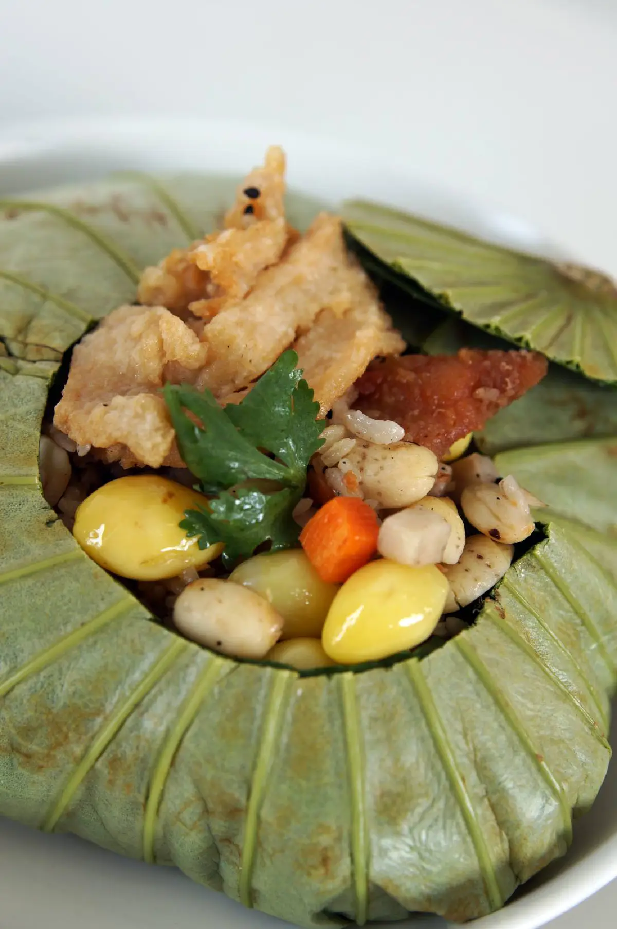 ข้าวคลุกห่อใบบัว อร่อยครบเครื่อง รสชาติไทยแท้