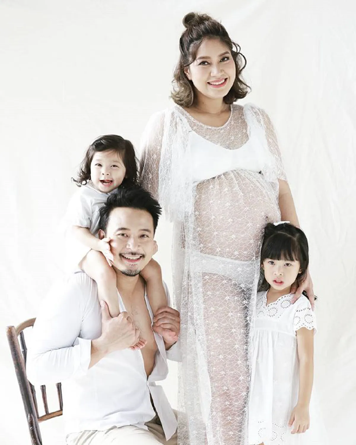 เบนซ์ พรชิตา อุ้มท้องโตใกล้คลอด! ถ่ายภาพครอบครัวสุดอบอุ่น