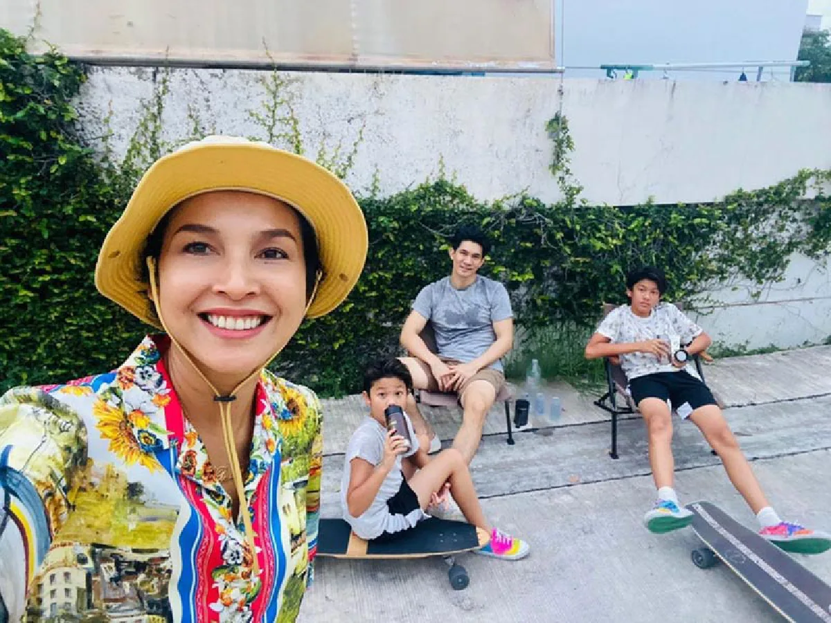 งานดีมากพ่อ! เคน ธีรเดช นำทีมลูกชาย น้องคุน-จุน อวดกล้ามขาวจั๊วะเล่นน้ำทะเล