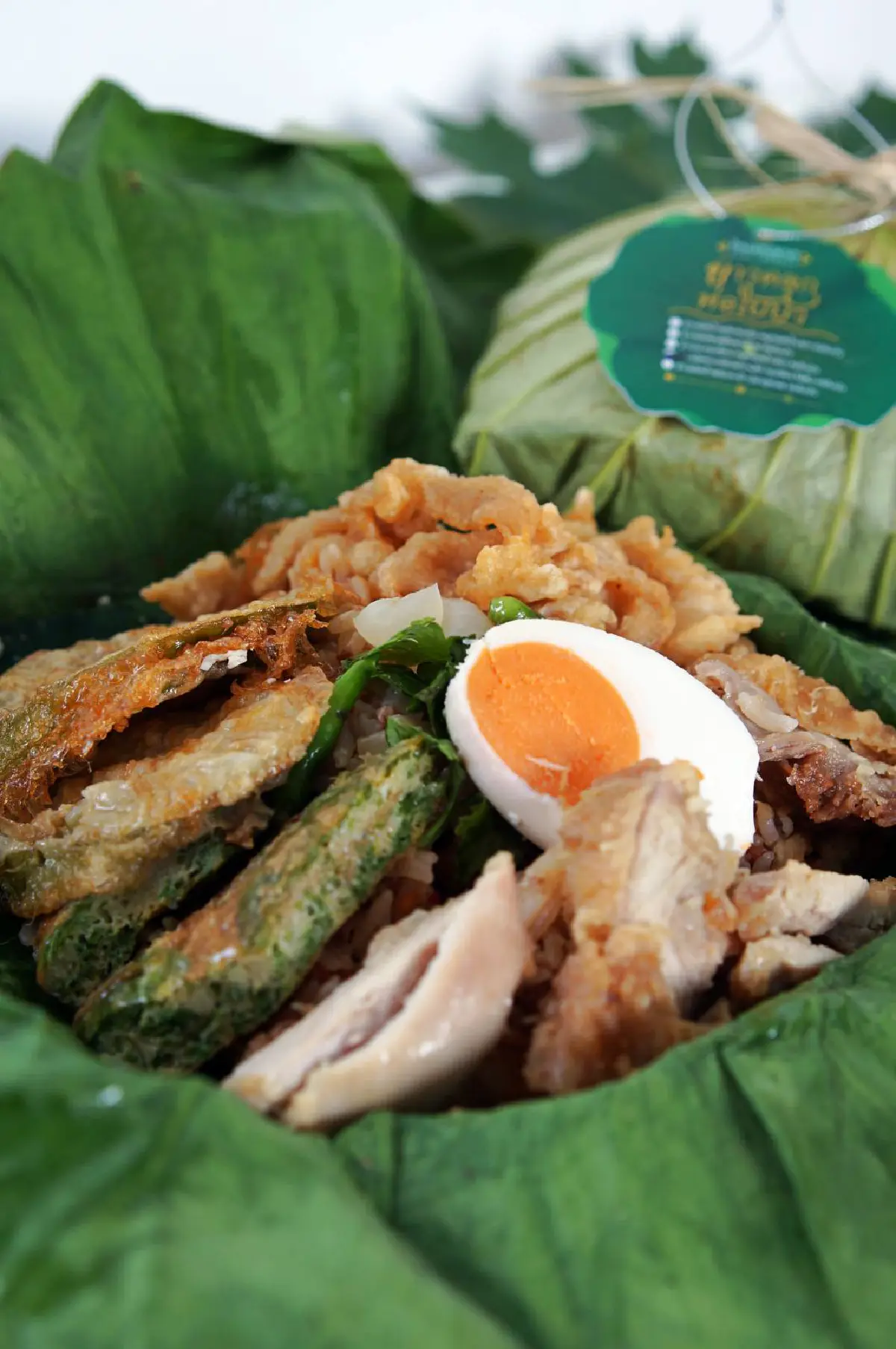 ข้าวคลุกห่อใบบัว อร่อยครบเครื่อง รสชาติไทยแท้