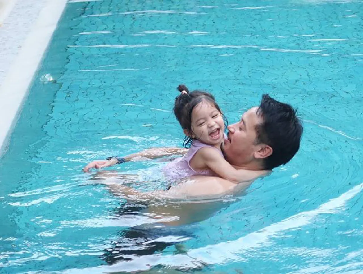 เบนซ์ พรชิตา อุ้มท้องโตใกล้คลอด! ถ่ายภาพครอบครัวสุดอบอุ่น