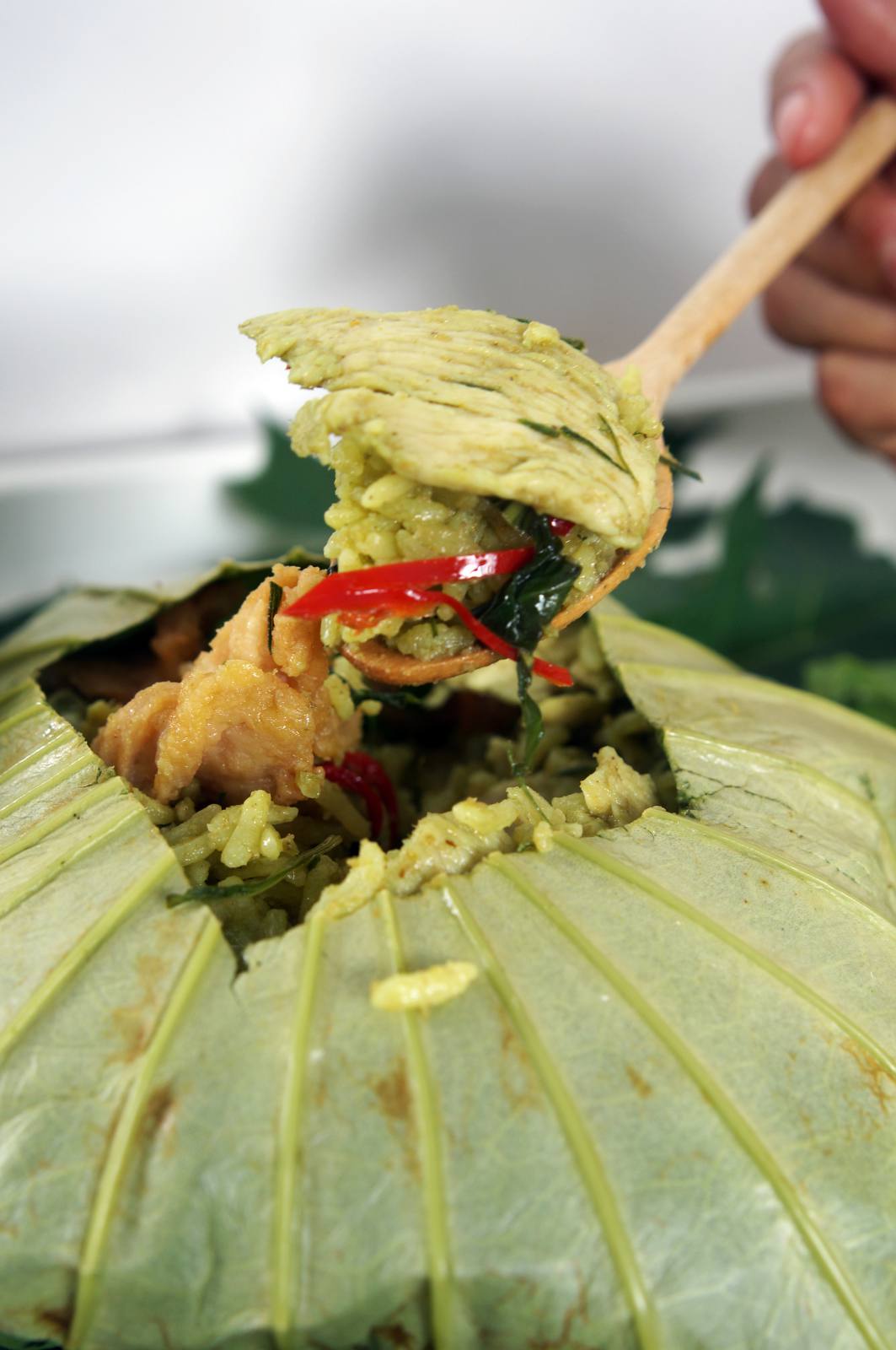 ข้าวคลุกห่อใบบัว อร่อยครบเครื่อง รสชาติไทยแท้