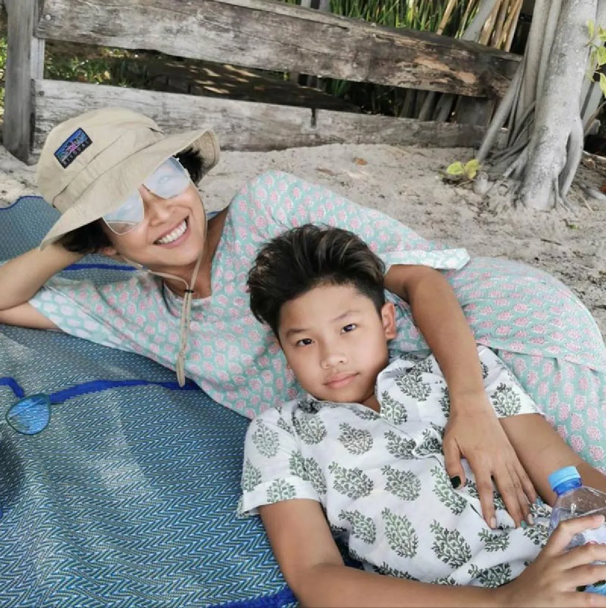 งานดีมากพ่อ! เคน ธีรเดช นำทีมลูกชาย น้องคุน-จุน อวดกล้ามขาวจั๊วะเล่นน้ำทะเล