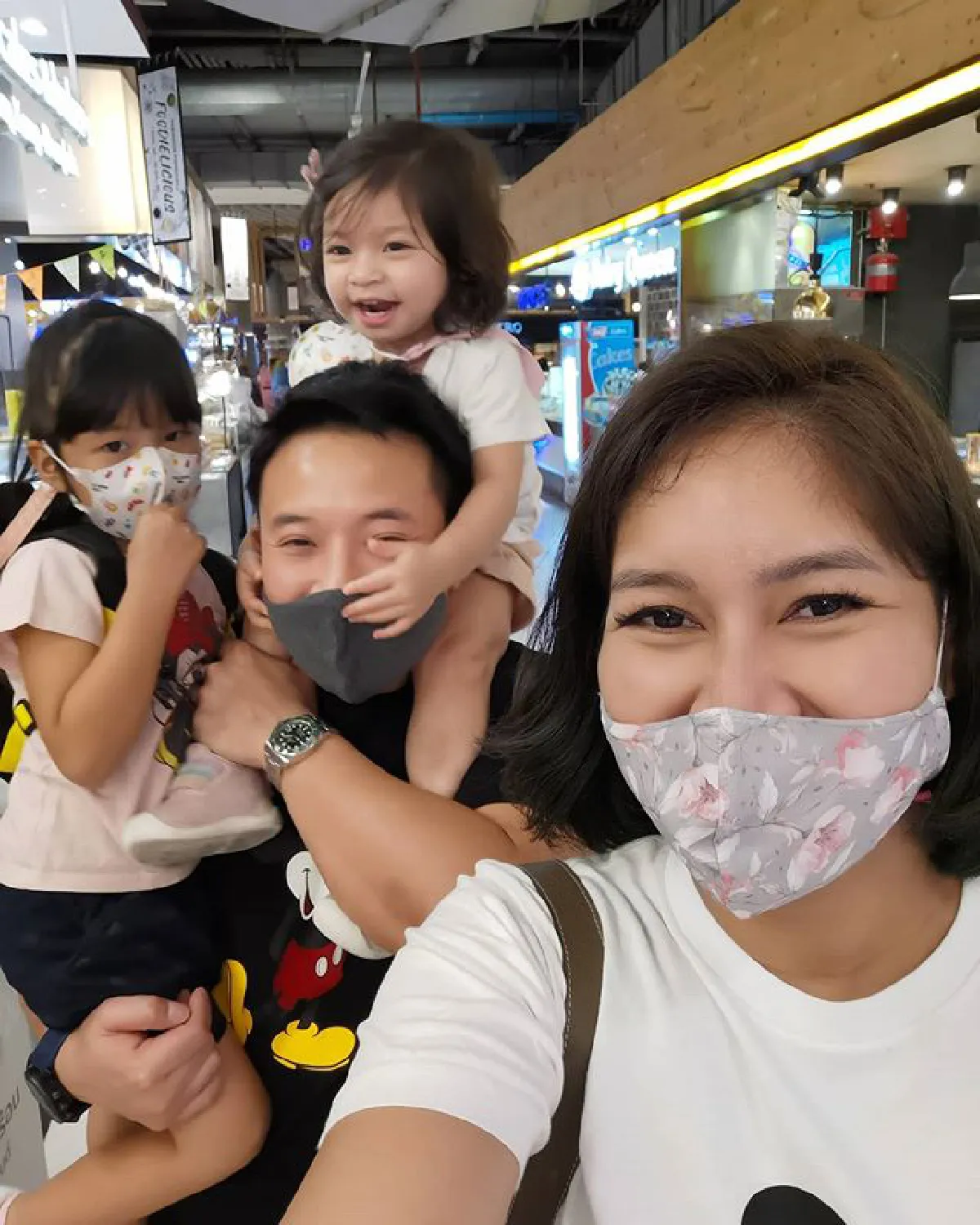 เบนซ์ พรชิตา อุ้มท้องโตใกล้คลอด! ถ่ายภาพครอบครัวสุดอบอุ่น