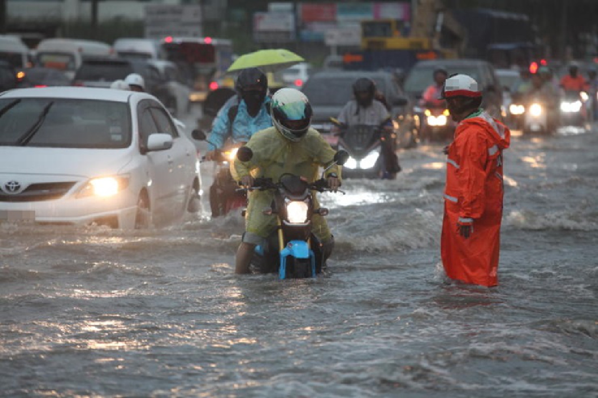 ฝนถล่มกรุง! ผบ.ตร.สั่งตร.จราจร ทุกพื้นที่อำนวยความสะดวกให้ประชาชน ฝนถล่มกรุง! ผบ.ตร.สั่งตร.จราจร ทุกพื้นที่อำนวยความสะดวกให้ประชาชน
