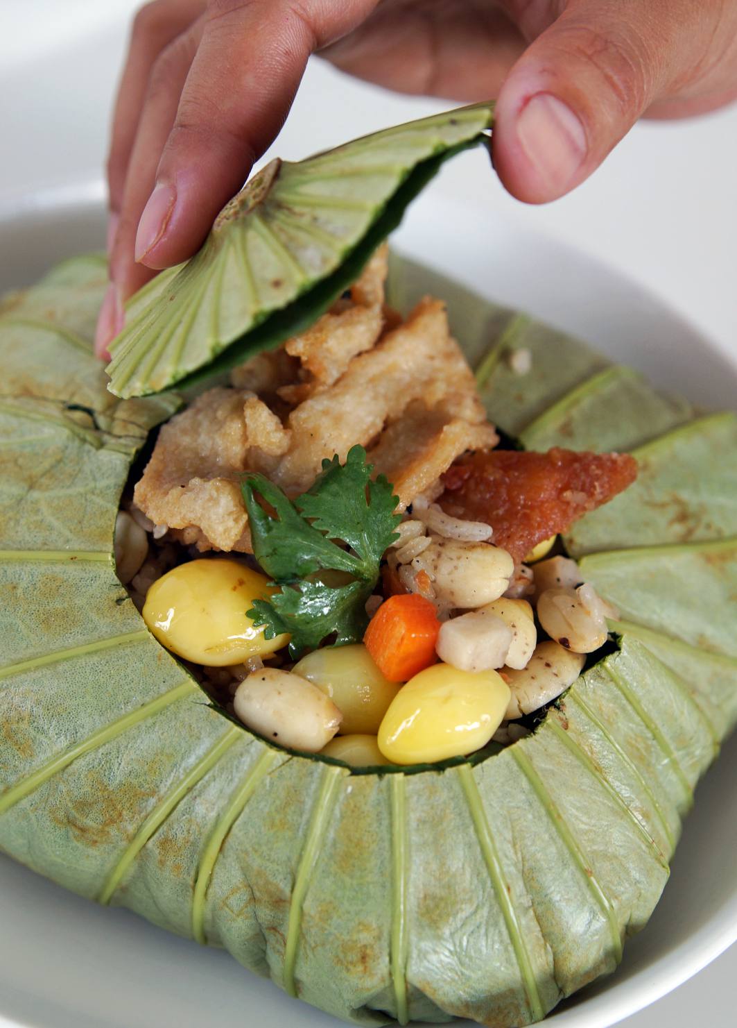 ข้าวคลุกห่อใบบัว อร่อยครบเครื่อง รสชาติไทยแท้