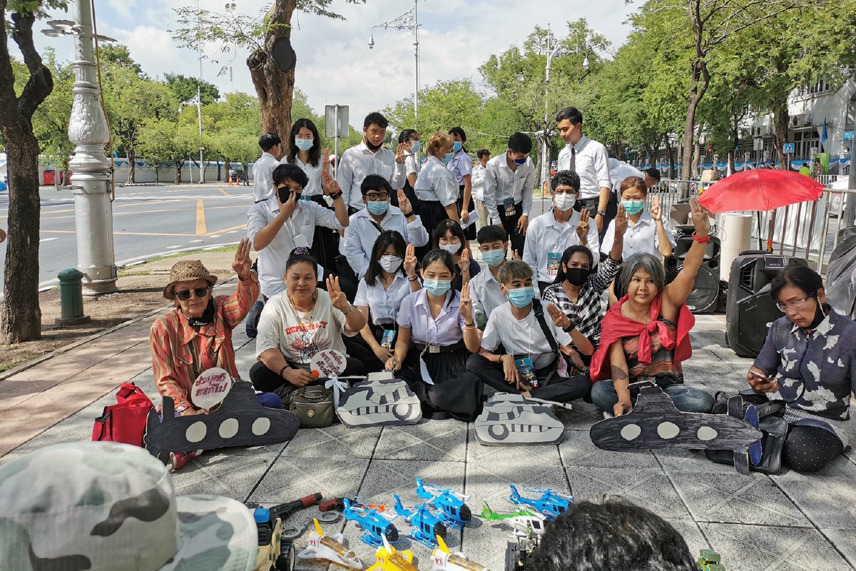 นศ.รามฯนัดรวมพลยื่น 6 ข้อ จี้รัฐบาลตั้ง สสร.-แก้ รธน.-ยุบสภา นศ.รามฯนัดรวมพลยื่น 6 ข้อ จี้รัฐบาลตั้ง สสร.-แก้ รธน.-ยุบสภา