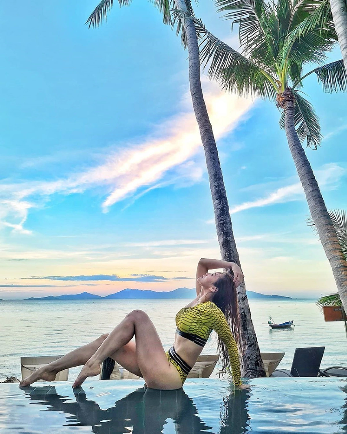 แซ่บสะใจ! แนนนี่ เกิร์ลลี่เบอร์รี่ อวดบั้นท้ายงอนเด้งเที่ยวทะเลสมุย