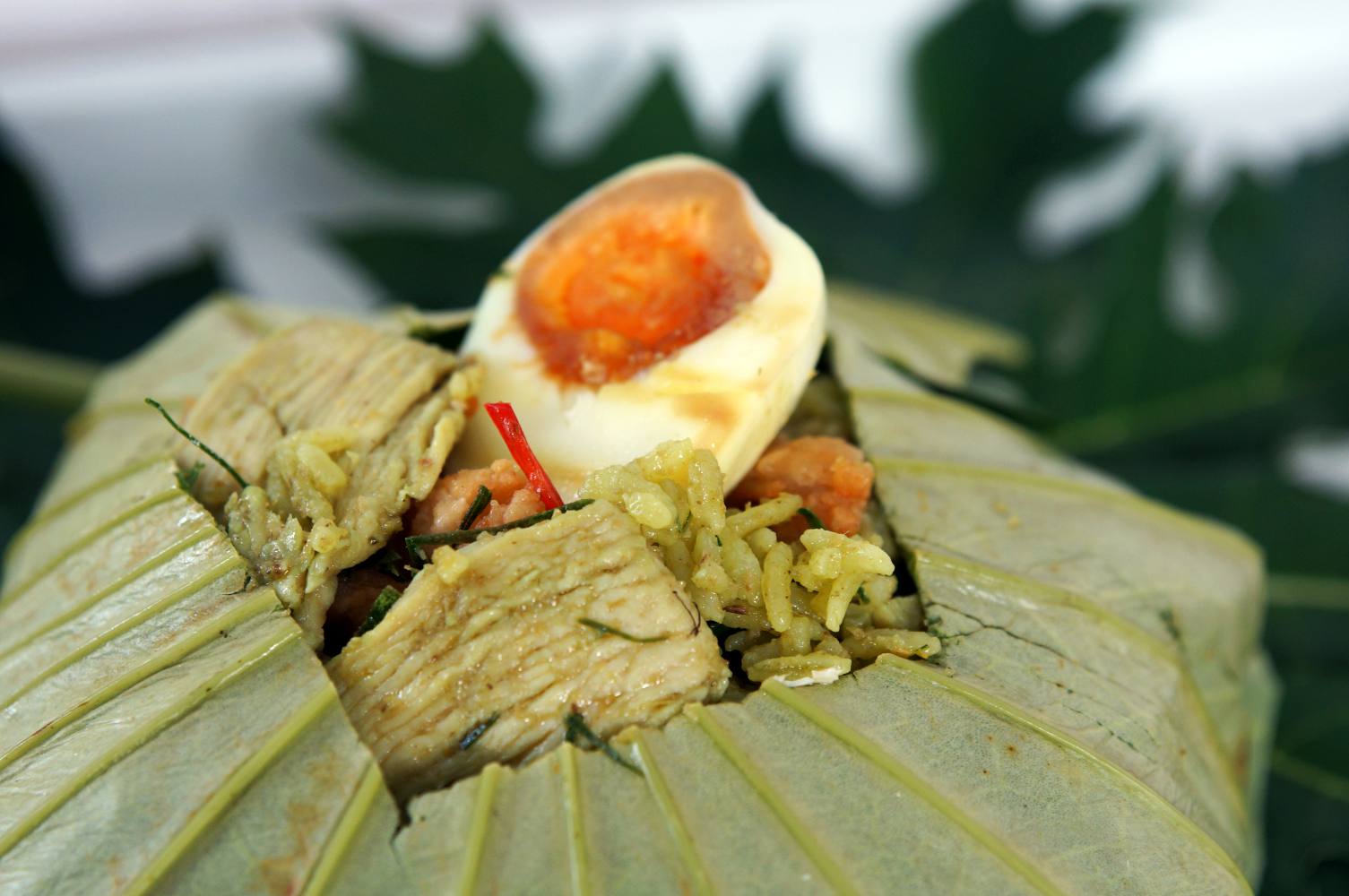 ข้าวคลุกห่อใบบัว อร่อยครบเครื่อง รสชาติไทยแท้