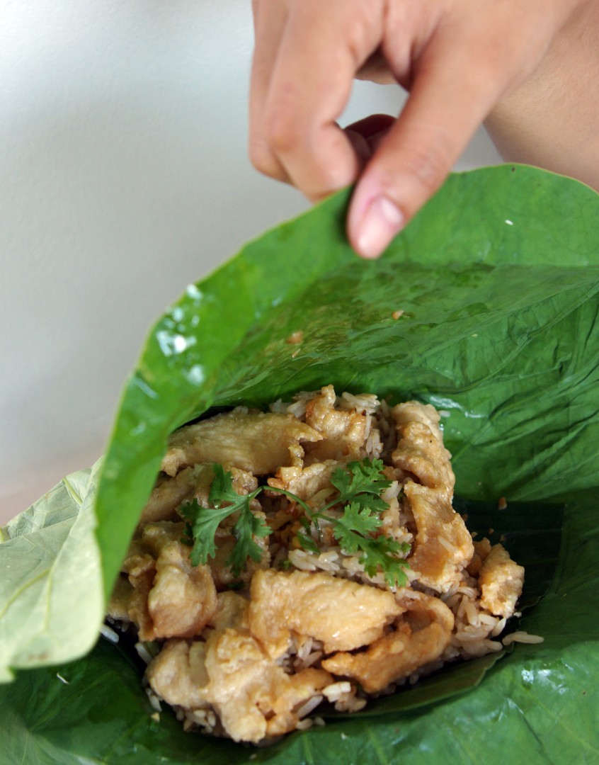 ข้าวคลุกห่อใบบัว อร่อยครบเครื่อง รสชาติไทยแท้