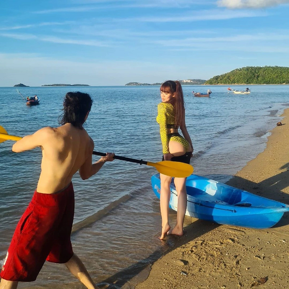 แซ่บสะใจ! แนนนี่ เกิร์ลลี่เบอร์รี่ อวดบั้นท้ายงอนเด้งเที่ยวทะเลสมุย