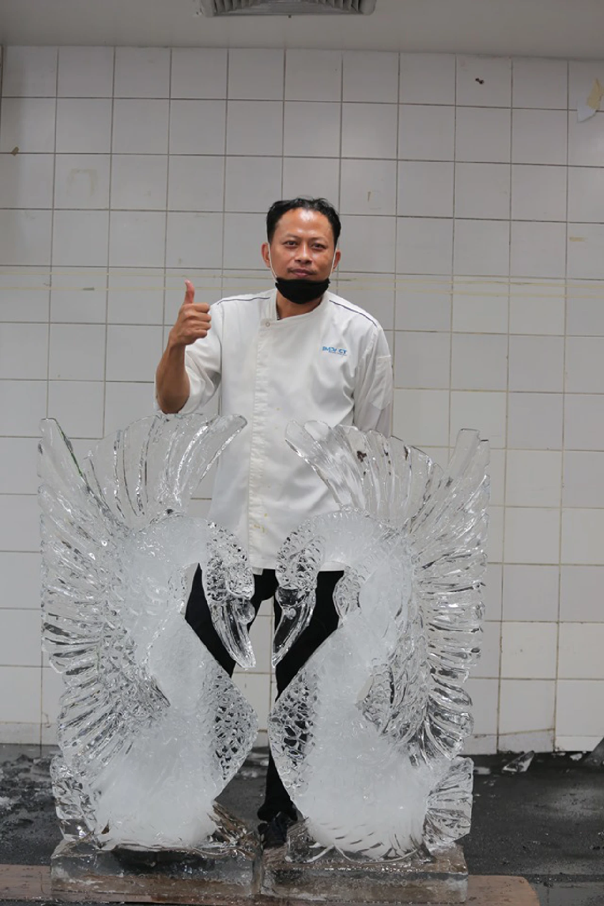 ‘ช่างหนุ่ย’ แชมป์แกะสลักผู้มาจากรปภ.