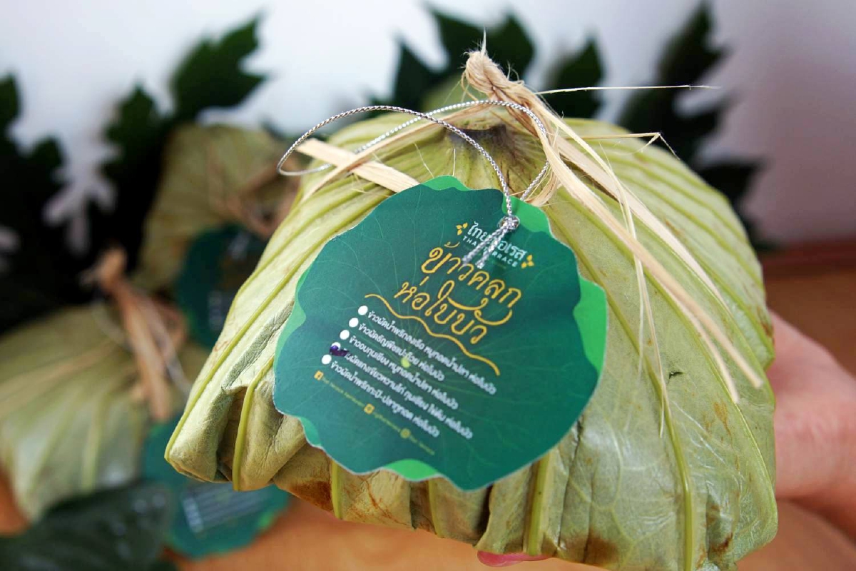 ข้าวคลุกห่อใบบัว อร่อยครบเครื่อง รสชาติไทยแท้ ข้าวคลุกห่อใบบัว อร่อยครบเครื่อง รสชาติไทยแท้