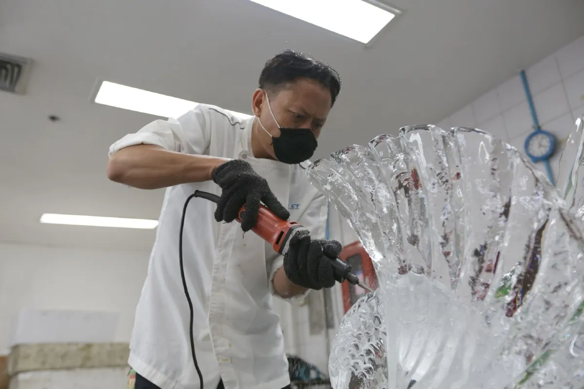 ‘ช่างหนุ่ย’ แชมป์แกะสลักผู้มาจากรปภ.