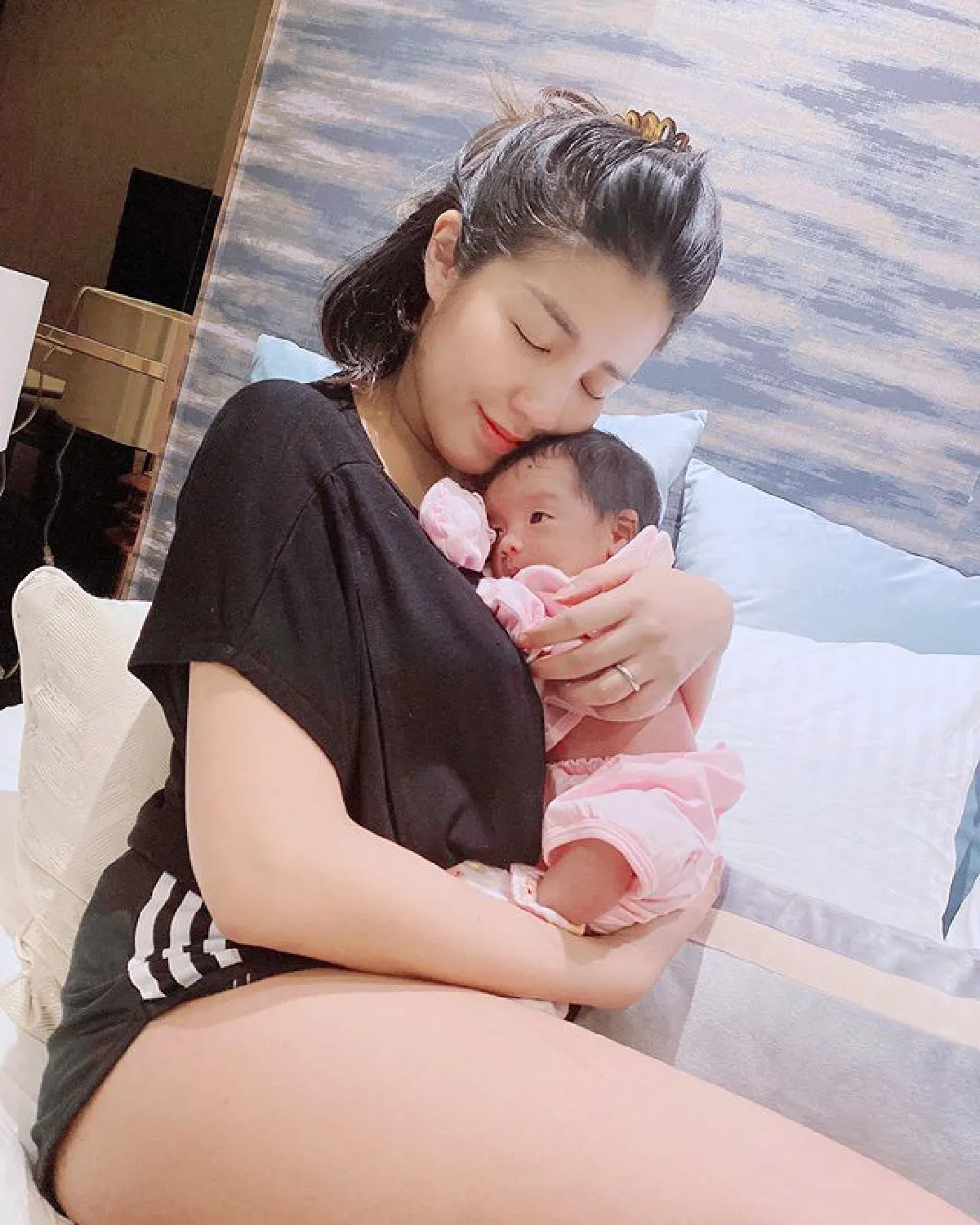 น่ารักมาก! น้องเวทย์มนต์  ลูกสาวใบเตย-ดีเจแมน ถ่ายแบบแรกคลอดในธีมแม่มดน้อย