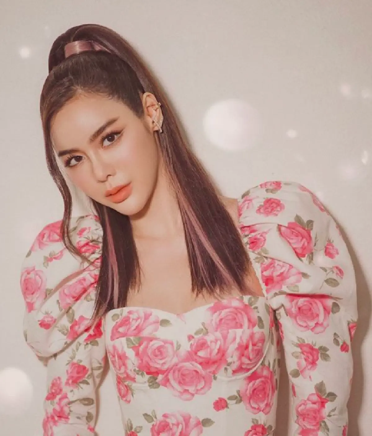 “ไอซ์ ปรีชญา” โชว์สเต็ปเต้นโพลแดนซ์กลางอากาศ พร้อมอวดบั้นท้ายสวยๆ