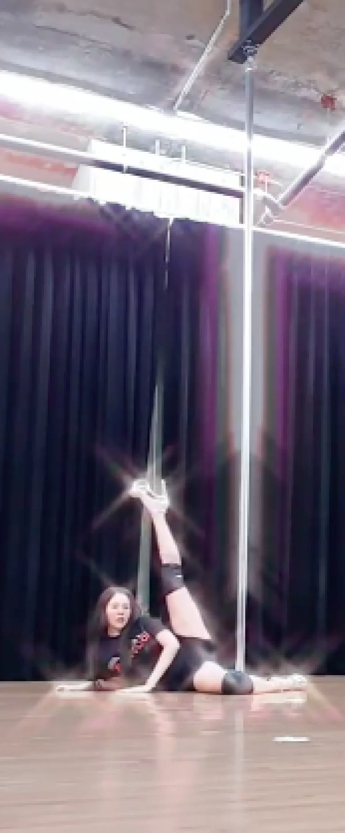 “ไอซ์ ปรีชญา” โชว์สเต็ปเต้นโพลแดนซ์กลางอากาศ พร้อมอวดบั้นท้ายสวยๆ