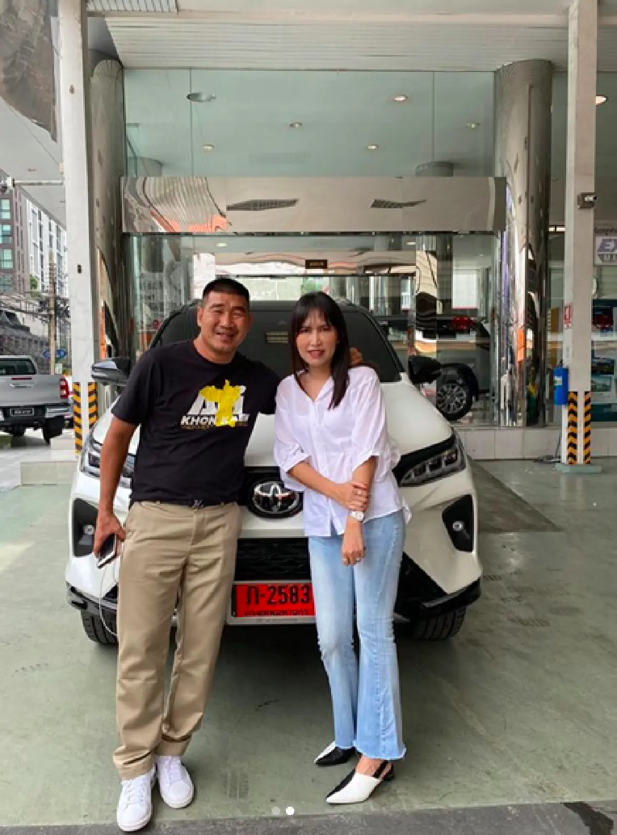 สาวเก่ง! "น้องเบสท์" ลูกสาว “สมรักษ์ คำสิงห์” ซื้อรถป้ายแดงให้พ่อกับแม่