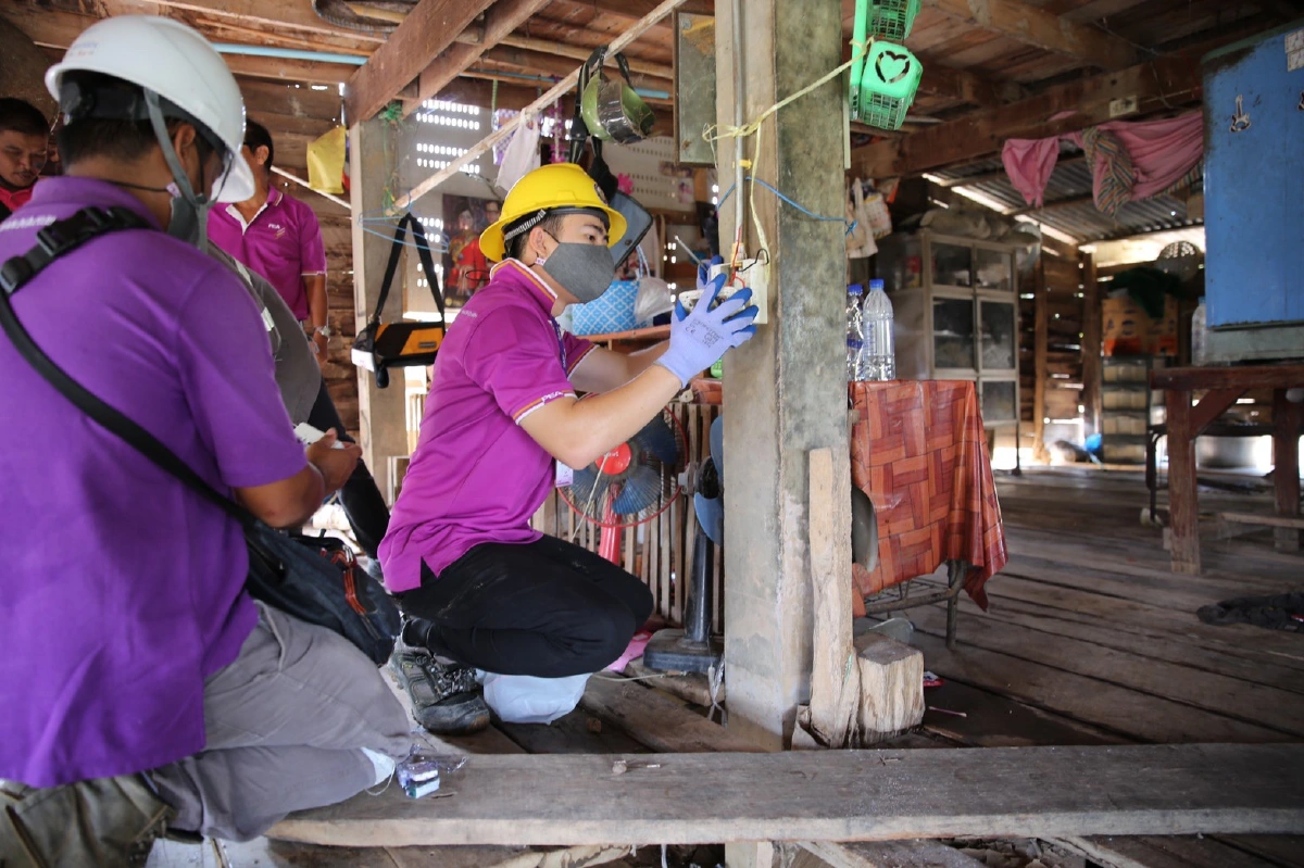 การไฟฟ้าส่วนภูมิภาค มอบถุงยังชีพพร้อมตรวจสอบและปรับปรุงระบบไฟฟ้าหลังน้ำลดให้กับประชาชนในพื้นที่จังหวัดสุโขทัย 