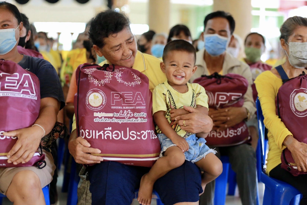 การไฟฟ้าส่วนภูมิภาค มอบถุงยังชีพพร้อมตรวจสอบและปรับปรุงระบบไฟฟ้าหลังน้ำลดให้กับประชาชนในพื้นที่จังหวัดสุโขทัย 