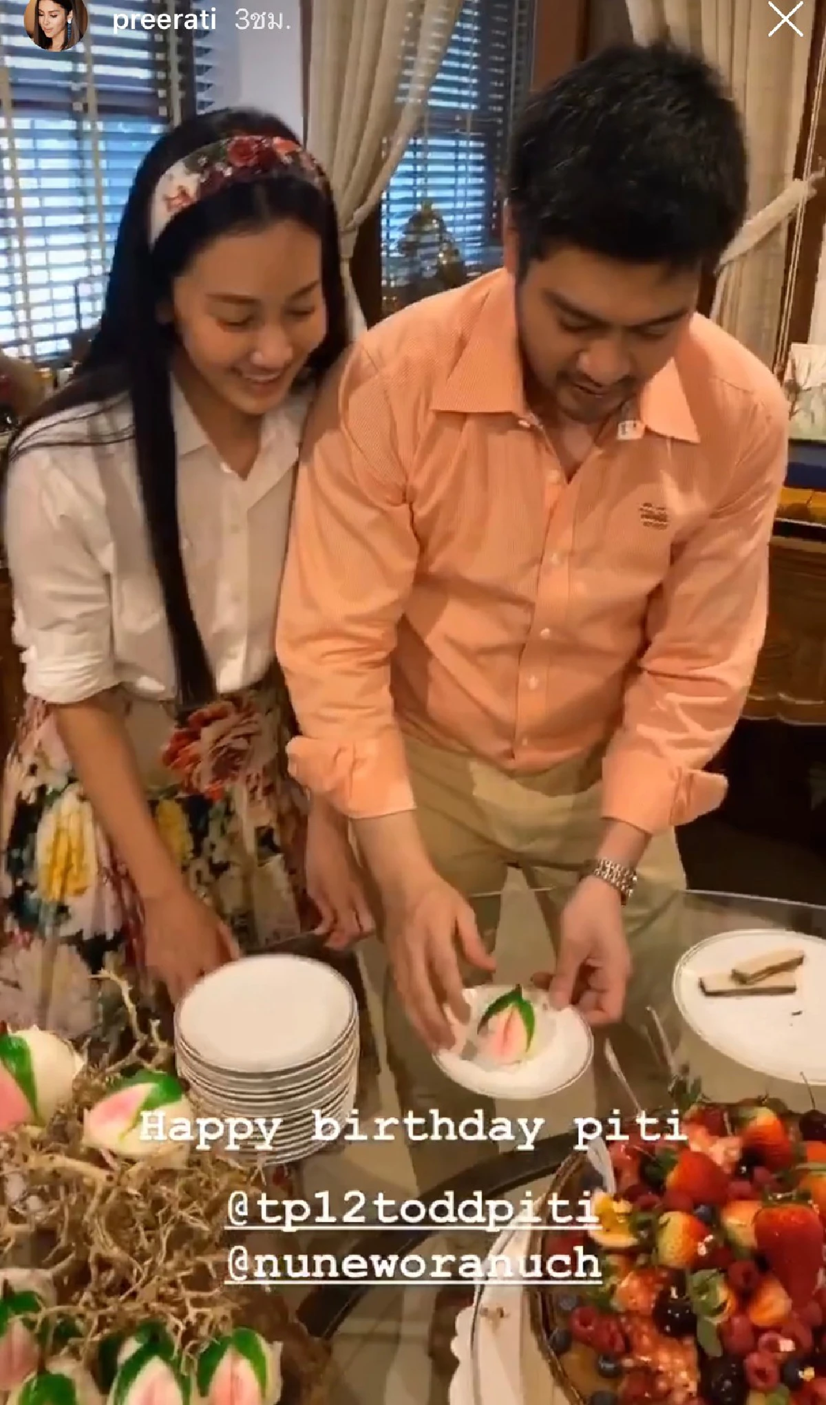 ซีนหวานในวันเกิด! "นุ่น วรนุช" หอมแก้ม "ต๊อด ปิติ" ในวันเกิดนานๆ จะได้เห็นที