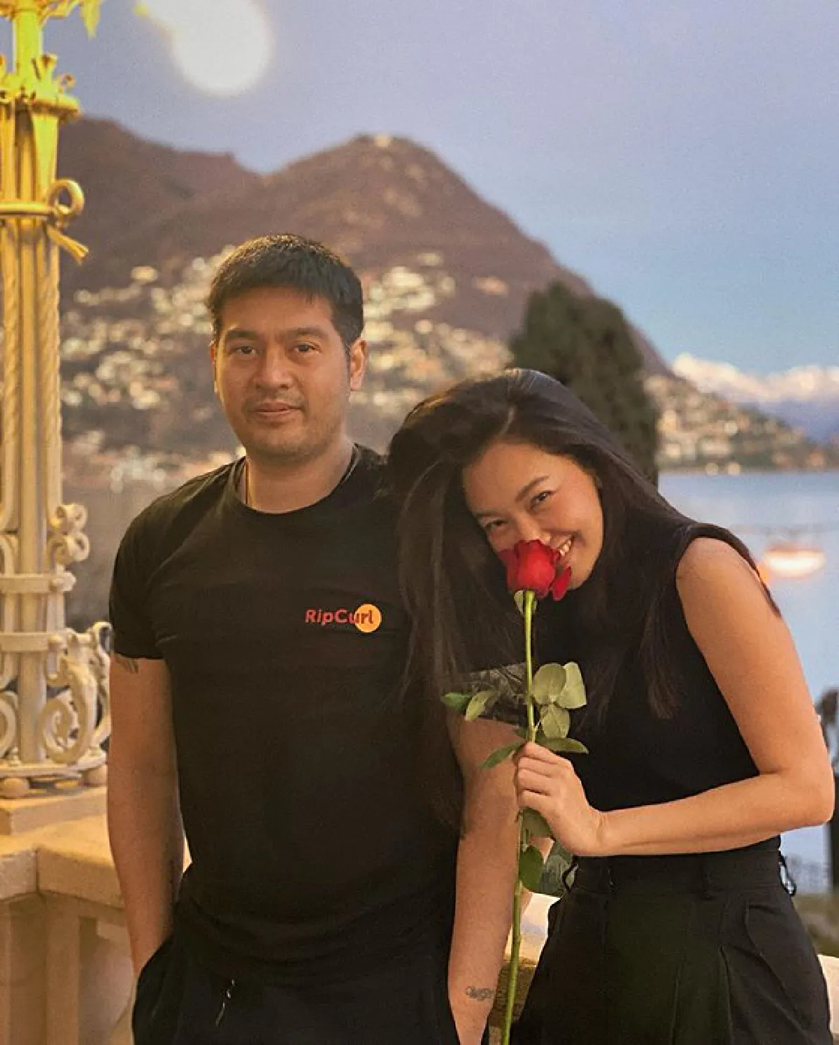 ซีนหวานในวันเกิด! "นุ่น วรนุช" หอมแก้ม "ต๊อด ปิติ" ในวันเกิดนานๆ จะได้เห็นที