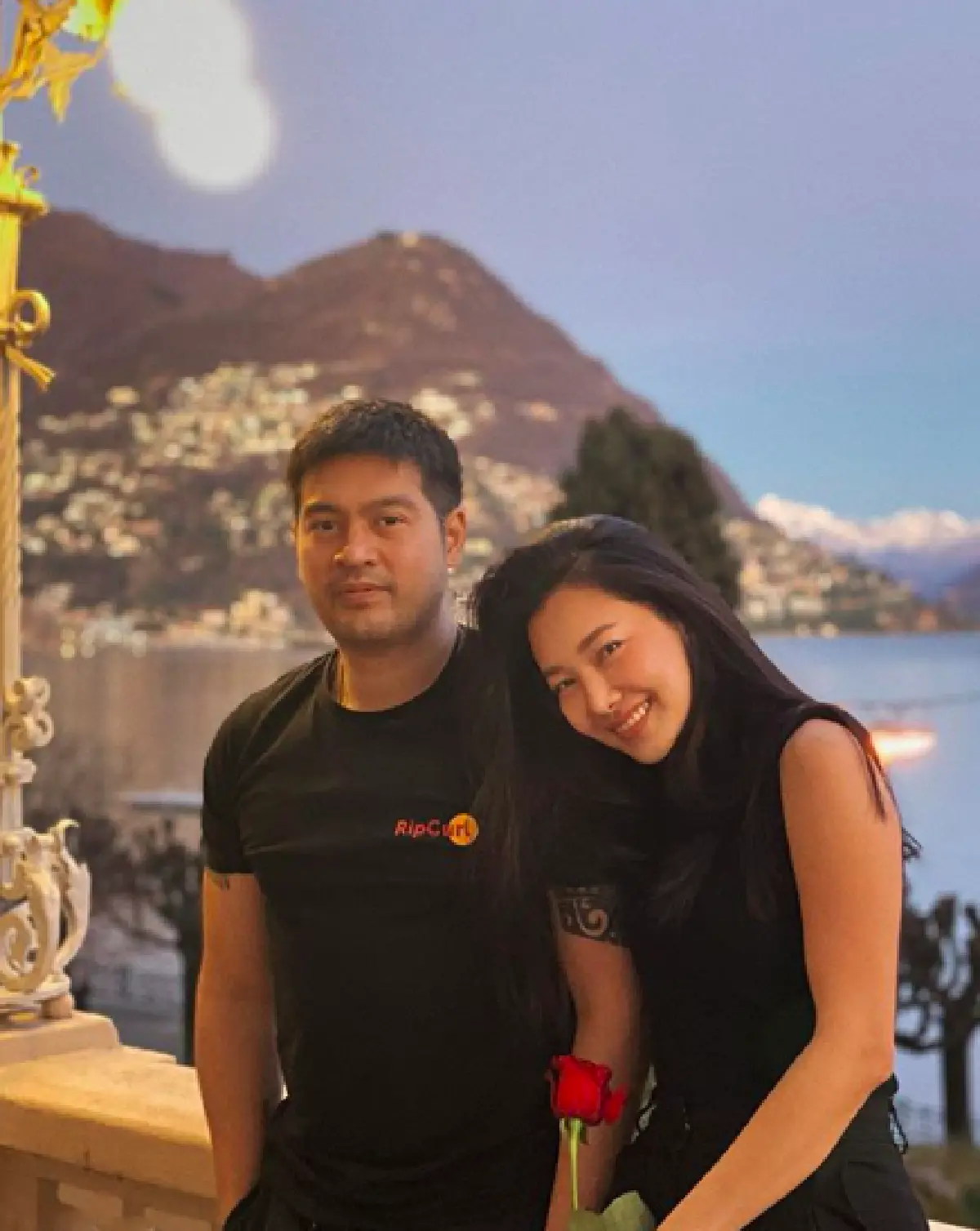 ซีนหวานในวันเกิด! "นุ่น วรนุช" หอมแก้ม "ต๊อด ปิติ" ในวันเกิดนานๆ จะได้เห็นที