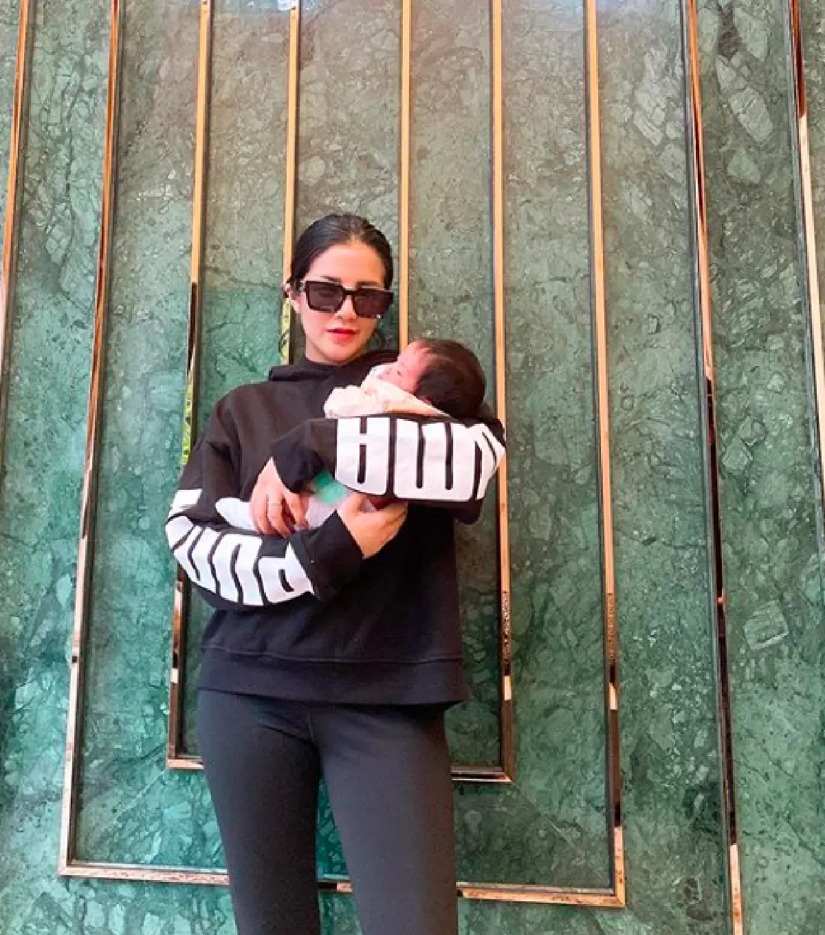 น่ารักทุกภาพ! “ใบเตย” พาลูกสาว “น้องเวทย์มน” ถ่ายแบบแรกเกิดในสไลต์ต่างๆ