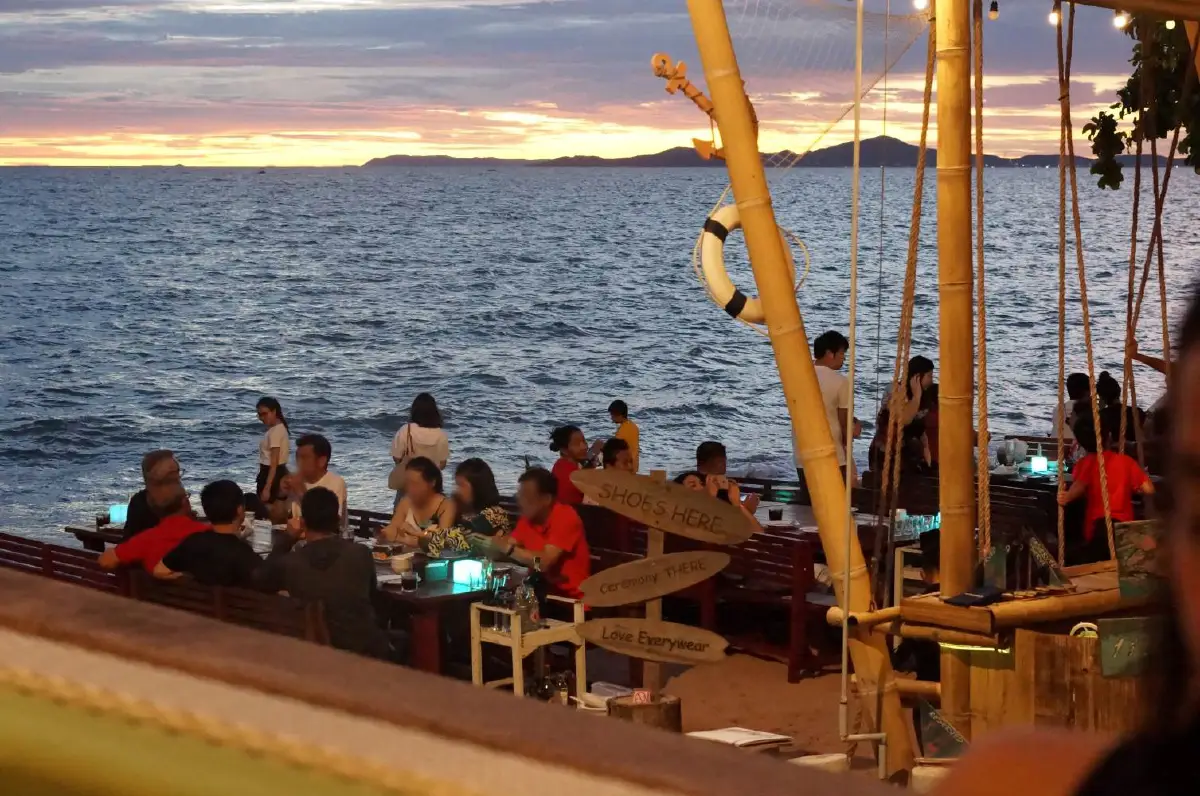 พาเหรดเมนูซีฟู้ดสดเหมือนเพิ่งยกขึ้นจากทะเล @View Mare