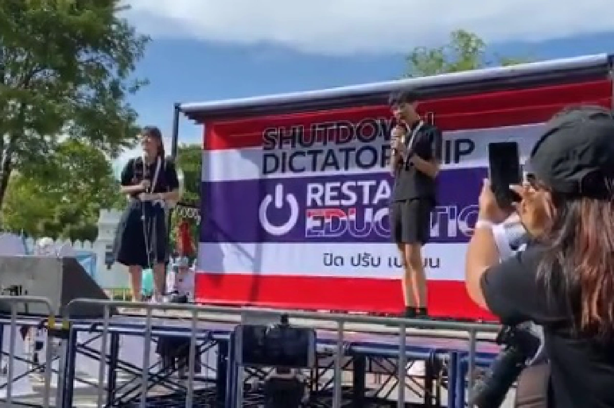 "ม็อบนักเรียนเลว"เป่านกหวีดไล่รัฐมนตรีศึกษาธิการ