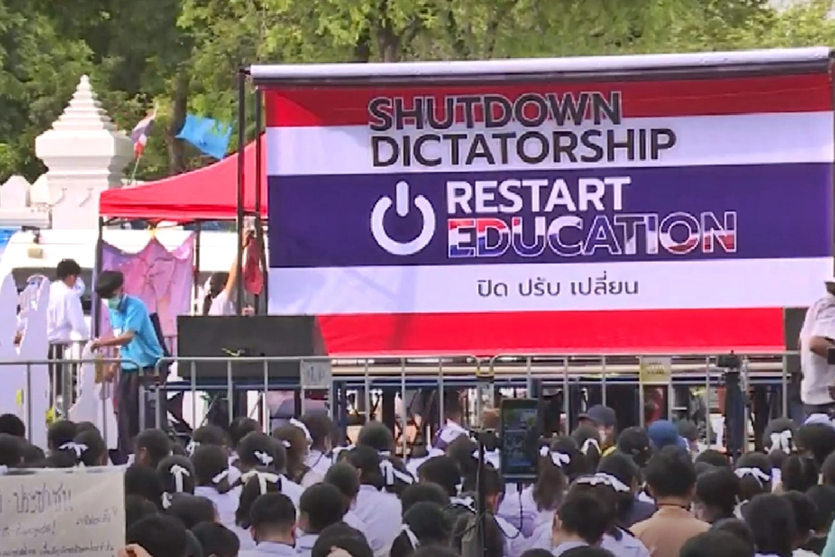 "ม็อบนักเรียนเลว"เป่านกหวีดไล่รัฐมนตรีศึกษาธิการ