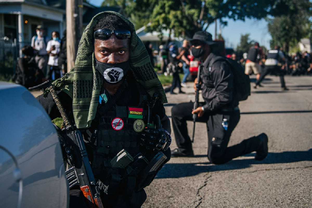 อเมริกันเดือด ผิวดำติดอาวุธแสดงพลังผิวขาวถือปืนขู่บ้าง