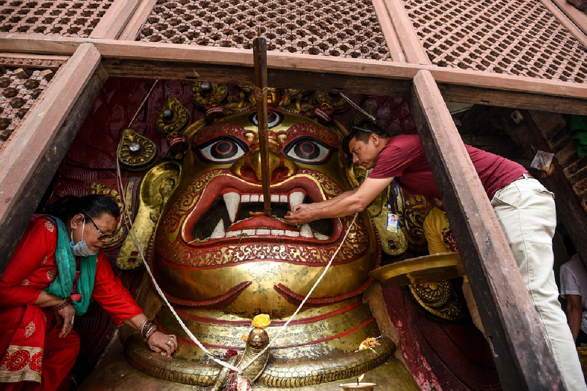 เหล้าจากพระเจ้า เนปาลดื่มเมรัยจากเทวรูปพระไภรวะ