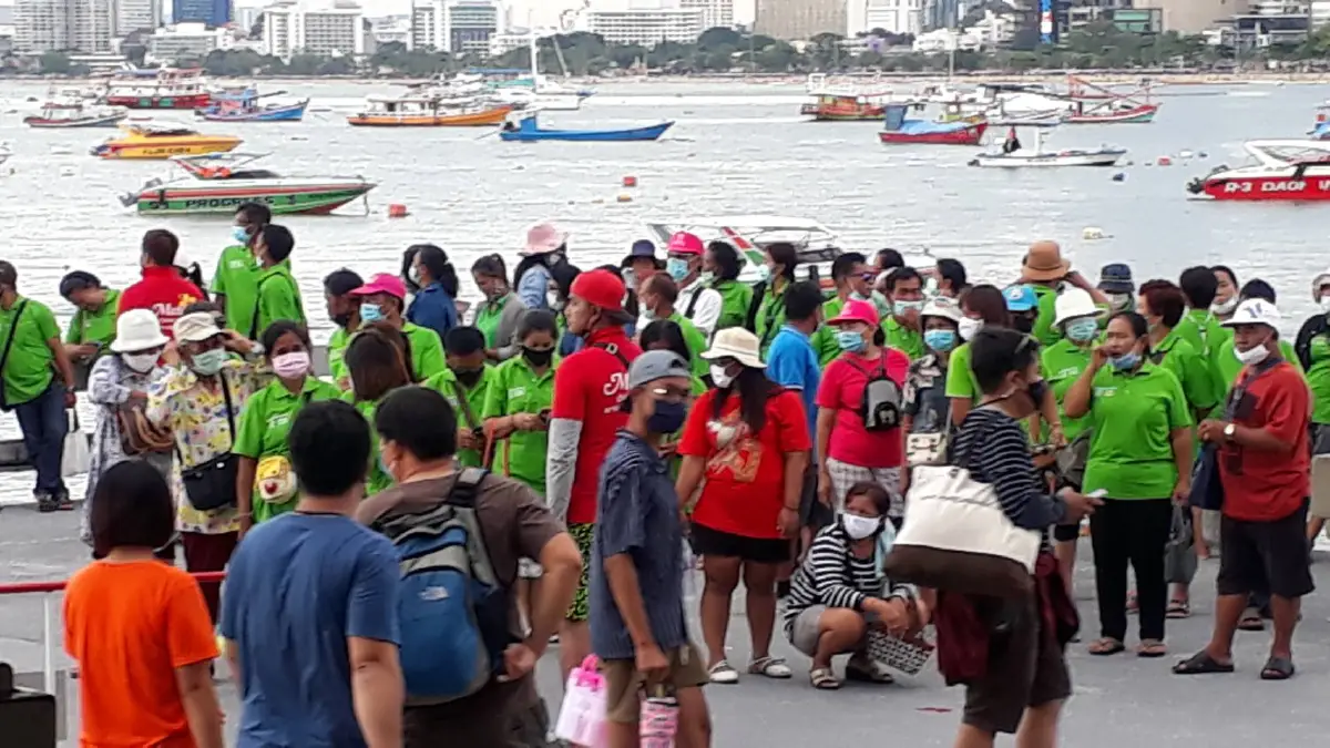 นักท่องเที่ยวทยอยเดินทางกลับจากพักผ่อนบนเกาะล้าน