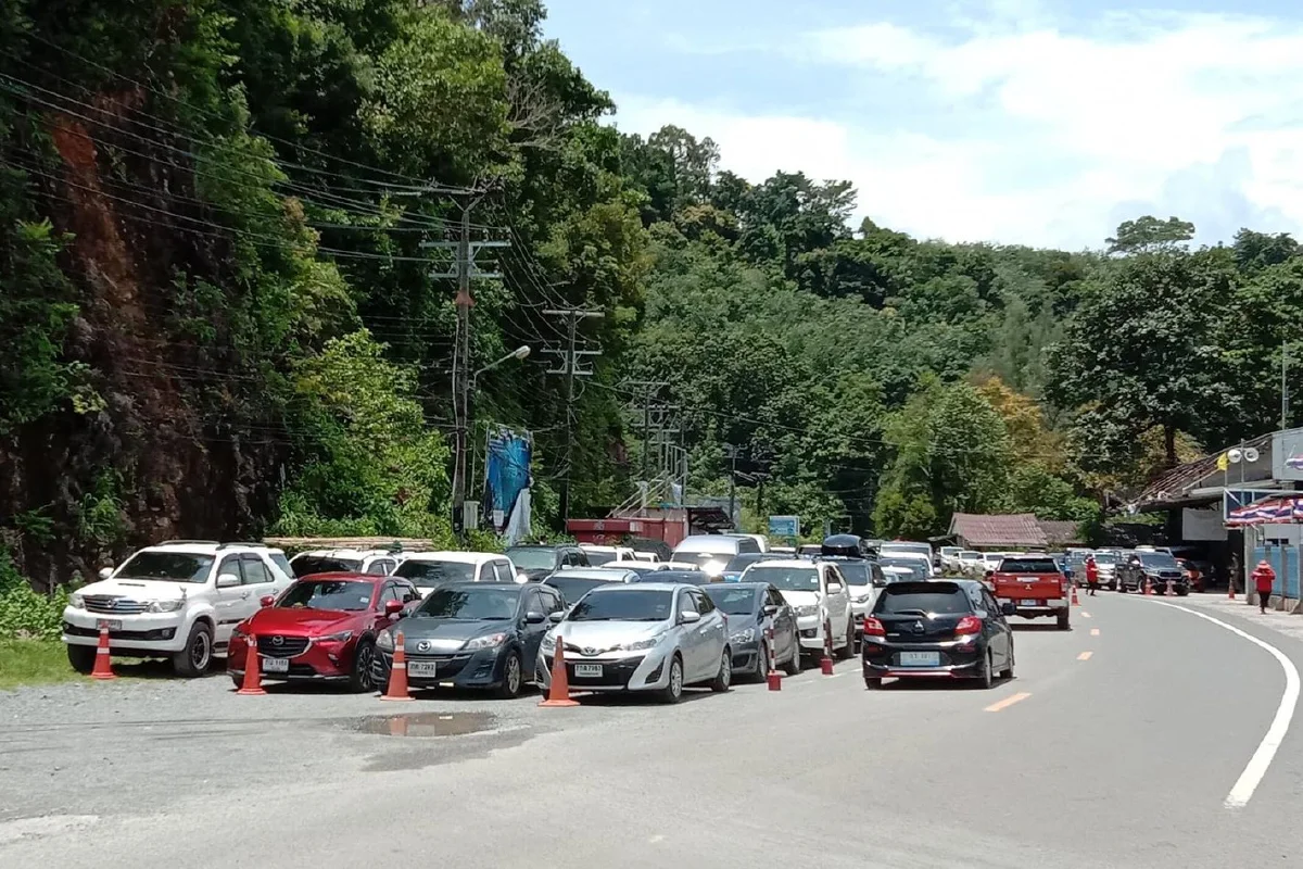 "เกาะช้าง"รถติดรอลงเรือกลับทุบสถิติยาวกว่า 3 กม.