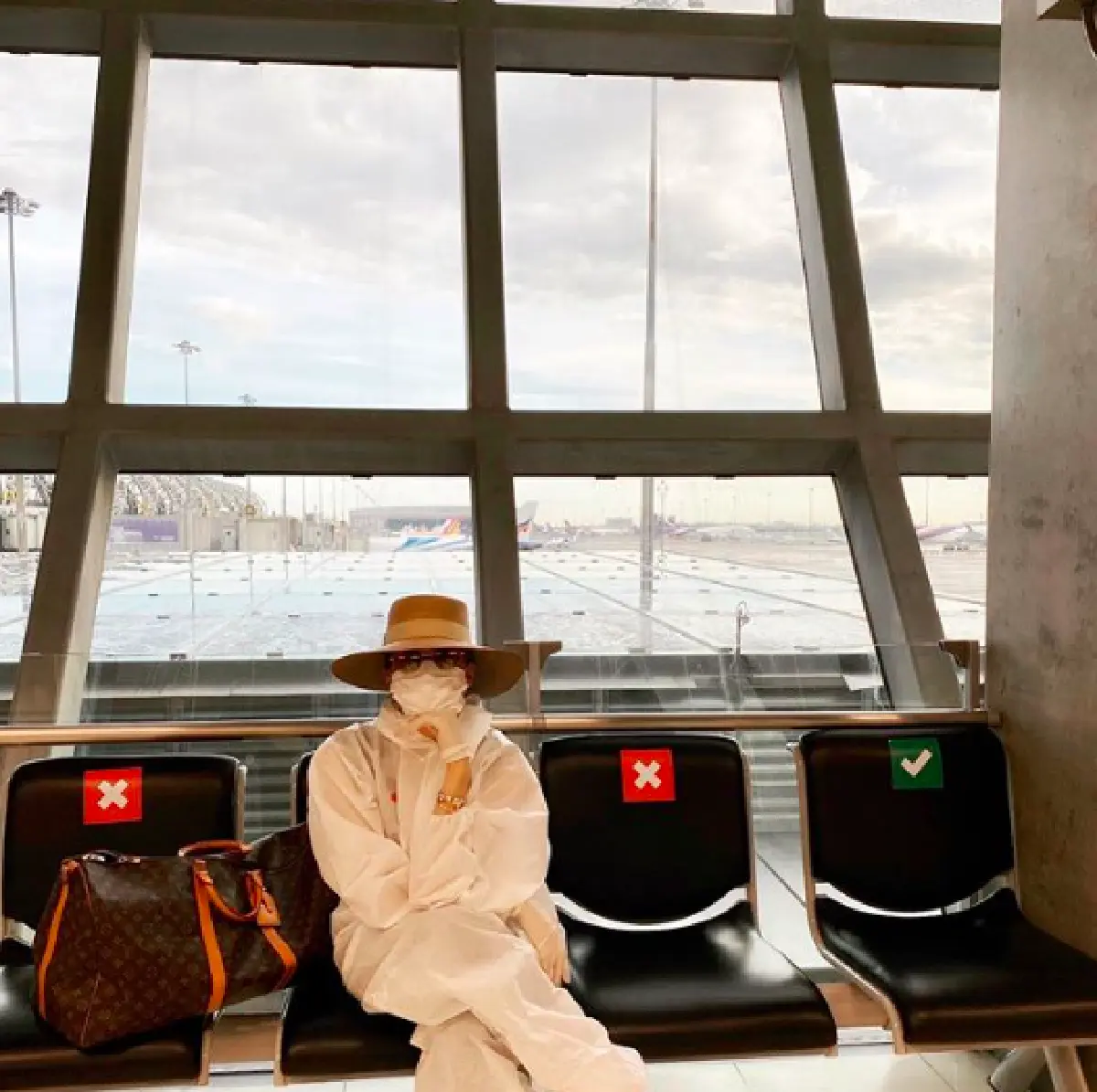 “แพร วทานิกา” กับชุดขึ้นเครื่องบินไปเที่ยว ป้องกันหนักมากแม่!