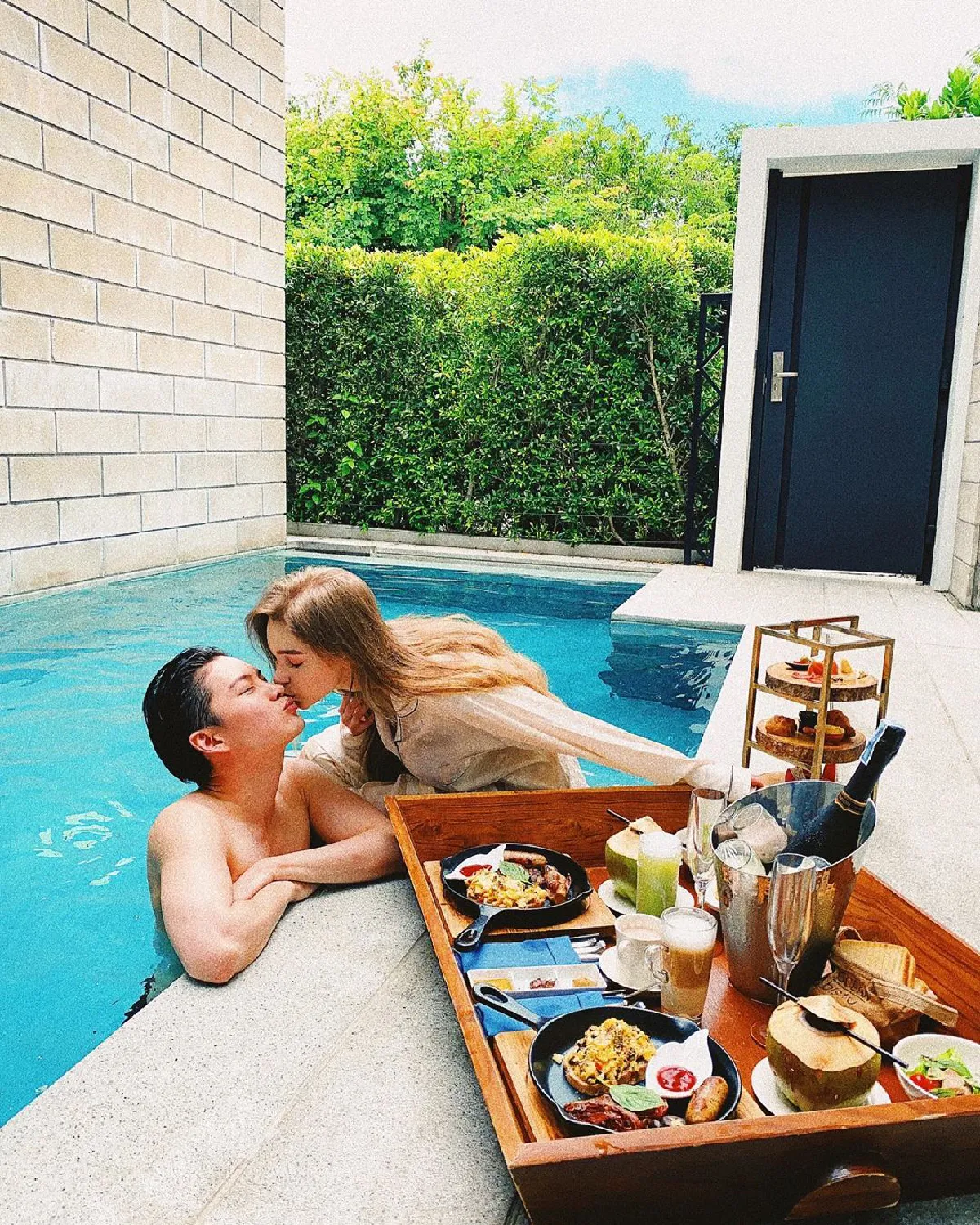  “กอล์ฟ พิชญะ” โชว์สวีตแฟนสาว “แอนนี่”  จุ๊บกันที่สระน้ำหวานๆ หัวใจพองโต