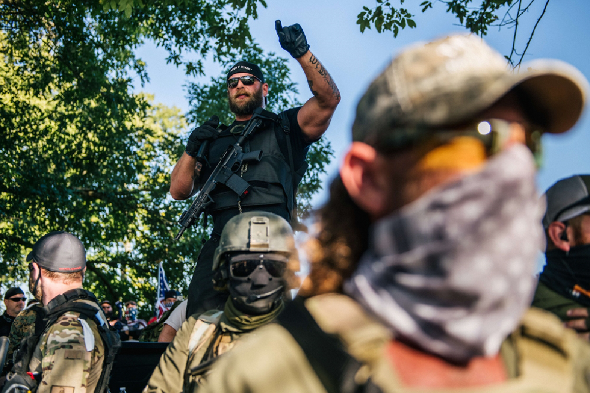 อเมริกันเดือด ผิวดำติดอาวุธแสดงพลังผิวขาวถือปืนขู่บ้าง