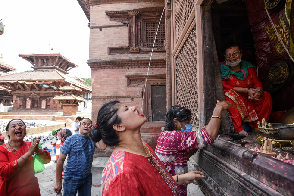 เหล้าจากพระเจ้า เนปาลดื่มเมรัยจากเทวรูปพระไภรวะ