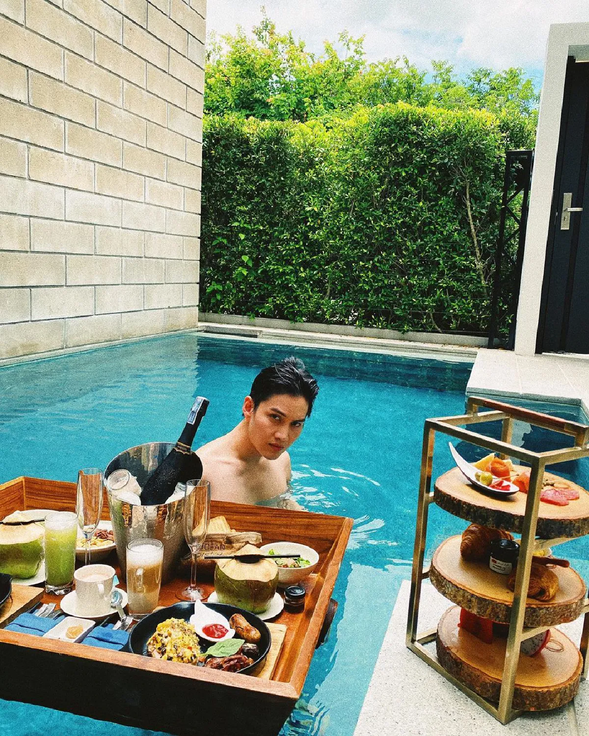  “กอล์ฟ พิชญะ” โชว์สวีตแฟนสาว “แอนนี่”  จุ๊บกันที่สระน้ำหวานๆ หัวใจพองโต