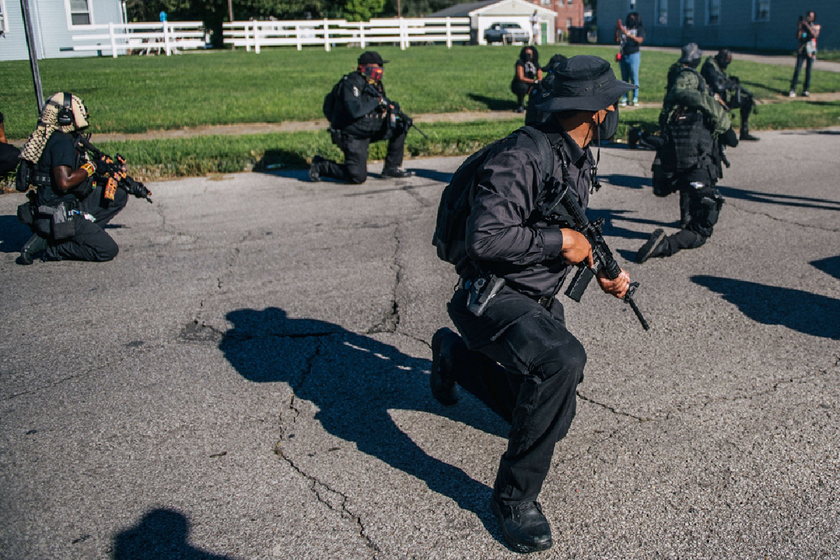 อเมริกันเดือด ผิวดำติดอาวุธแสดงพลังผิวขาวถือปืนขู่บ้าง